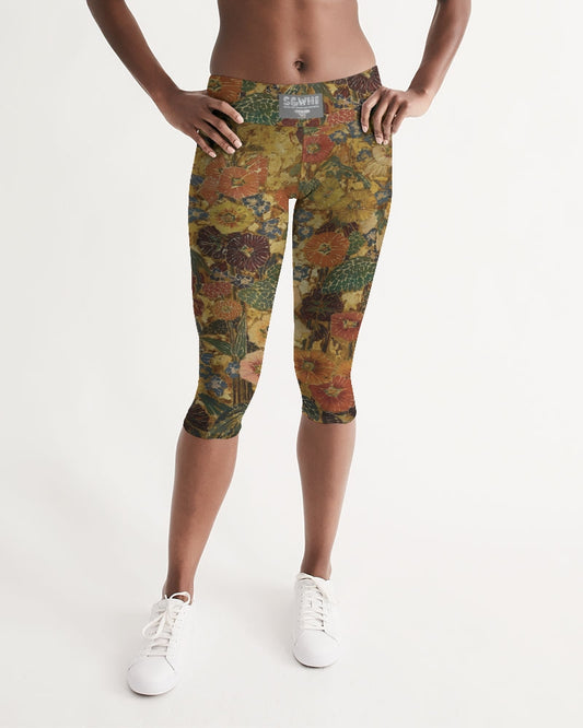 Autumn play Women's All-Over Print Mid-Rise Capri