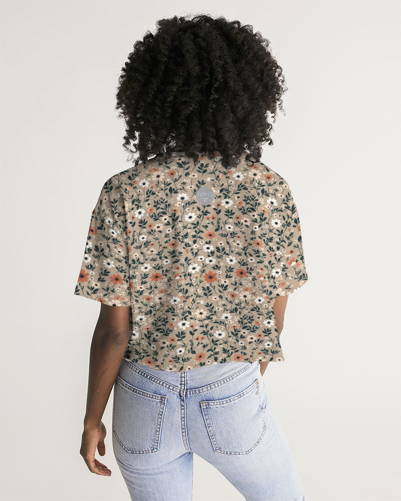 Busy and pretty Women's All-Over Print Lounge Cropped Tee