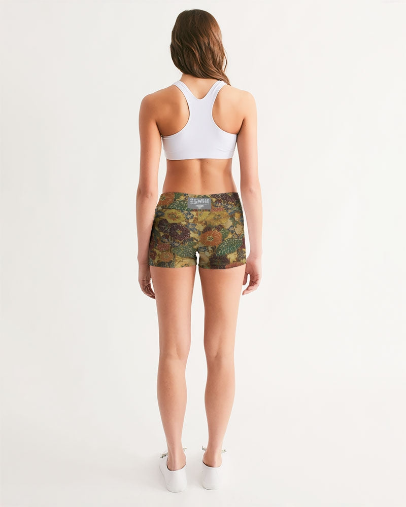 Autumn play Women's All-Over Print Mid-Rise Yoga Shorts