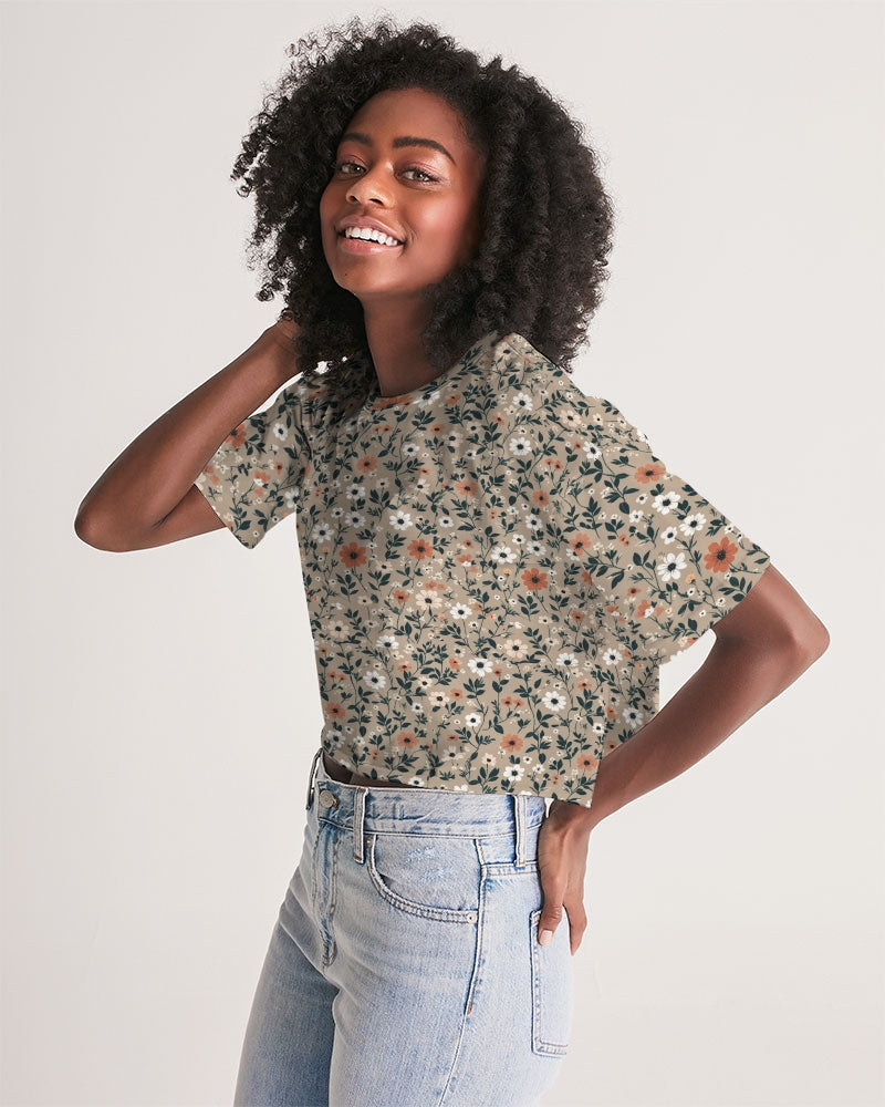 Busy and pretty Women's All-Over Print Lounge Cropped Tee