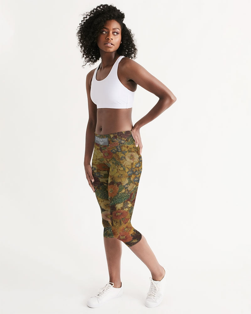 Autumn play Women's All-Over Print Mid-Rise Capri