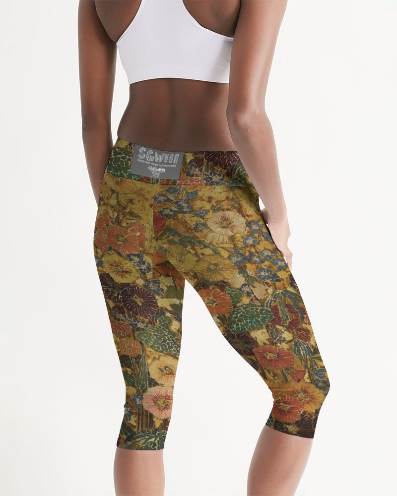 Autumn play Women's All-Over Print Mid-Rise Capri