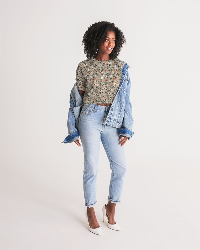 Busy and pretty Women's All-Over Print Lounge Cropped Tee