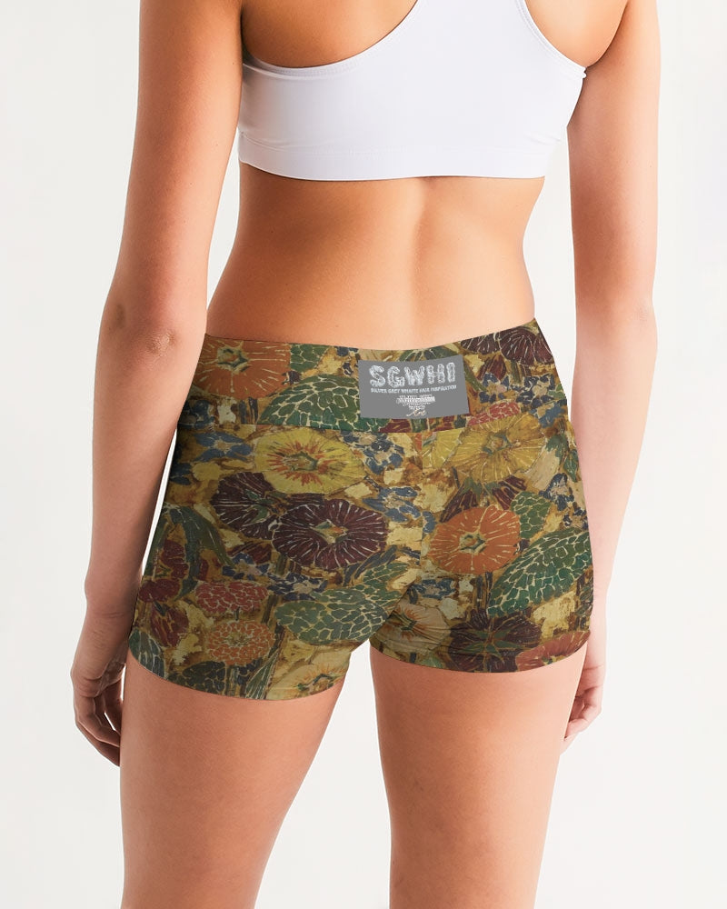 Autumn play Women's All-Over Print Mid-Rise Yoga Shorts