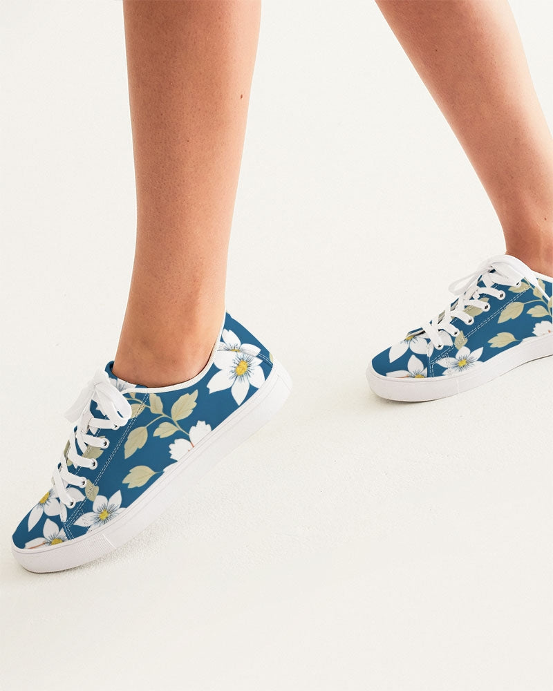 Dark blue background and white flower pattern Women's Faux-Leather Sneaker