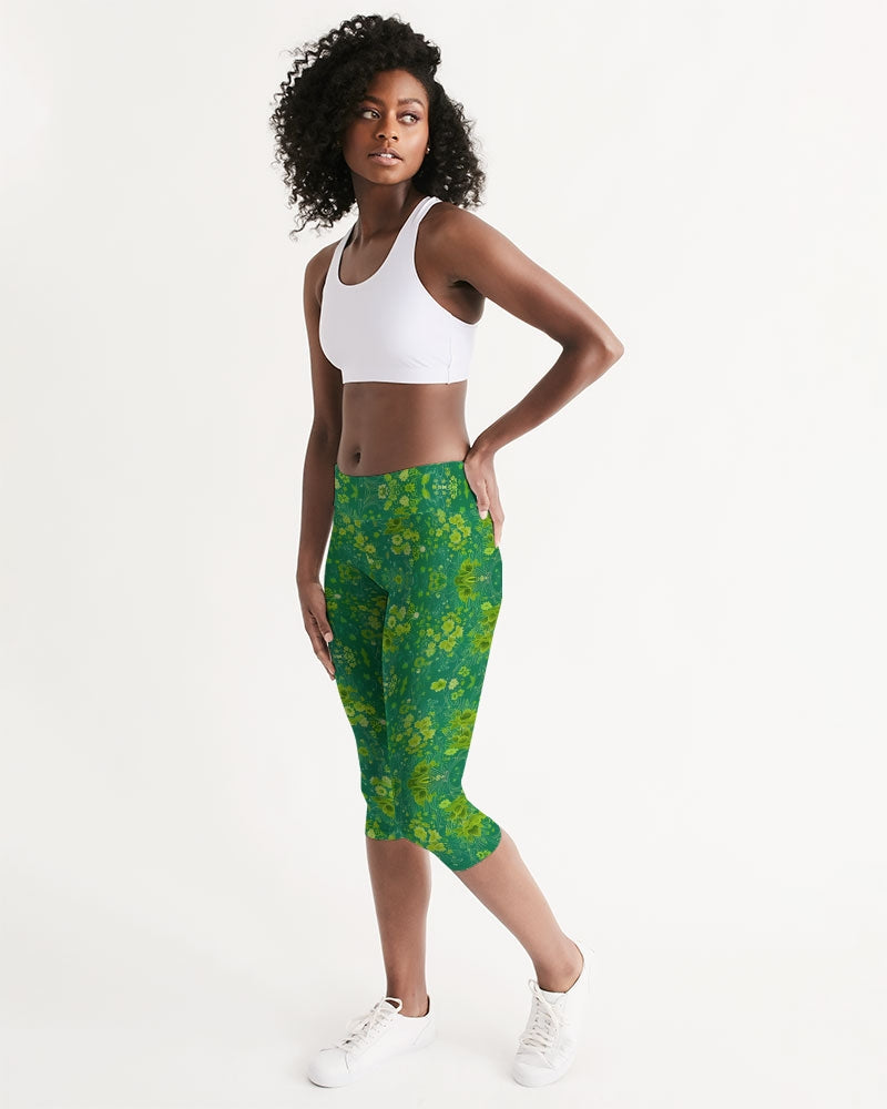 Green lush Repeat pattern Women's Mid-Rise Capri