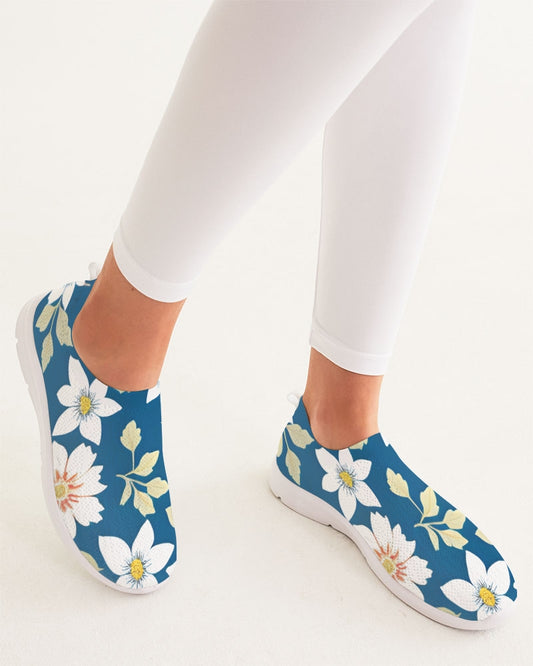 Dark blue background and white flower pattern Women's Slip-On Flyknit Shoe