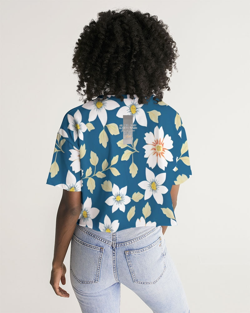 Dark blue background and white flower pattern Women's All-Over Print Lounge Cropped Tee